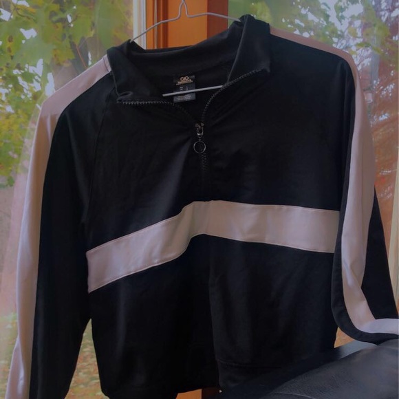 Black and white zip up crop top - Picture 3 of 4